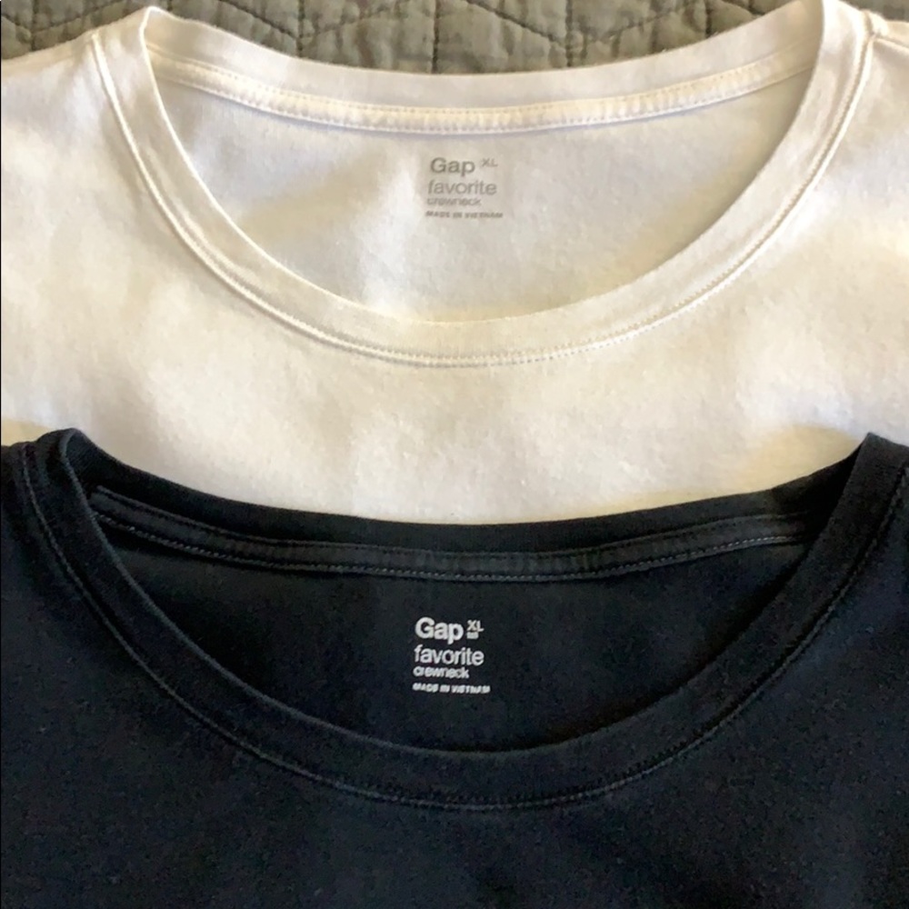 2 GAP- Long Sleeve Favorite Crewneck Tees